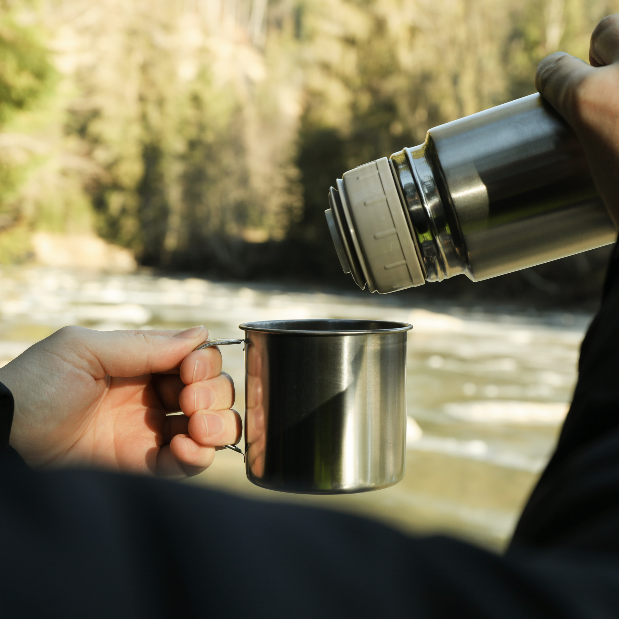 Artículos para bebidas personalizados como tazas, vasos y termos reutilizables para empresas