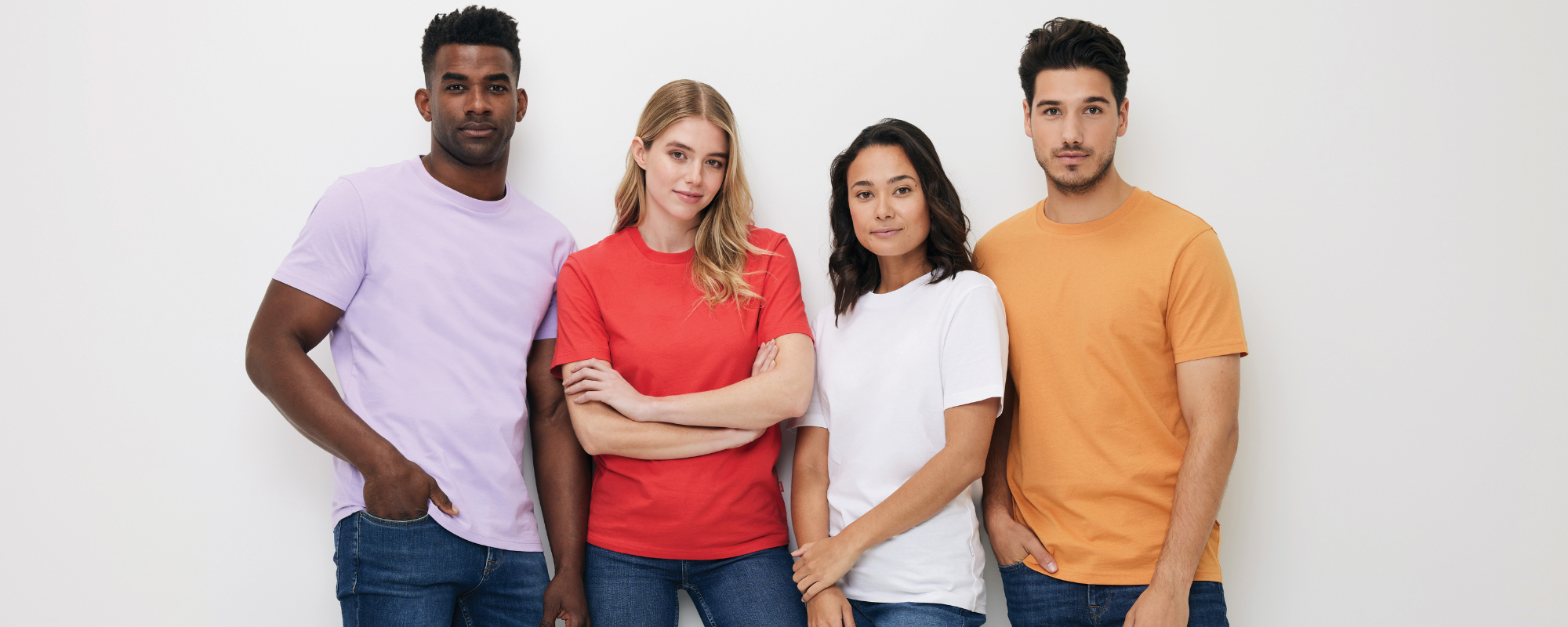 Camisetas personalizadas sostenibles fabricadas con materiales responsables para merchandising corporativo