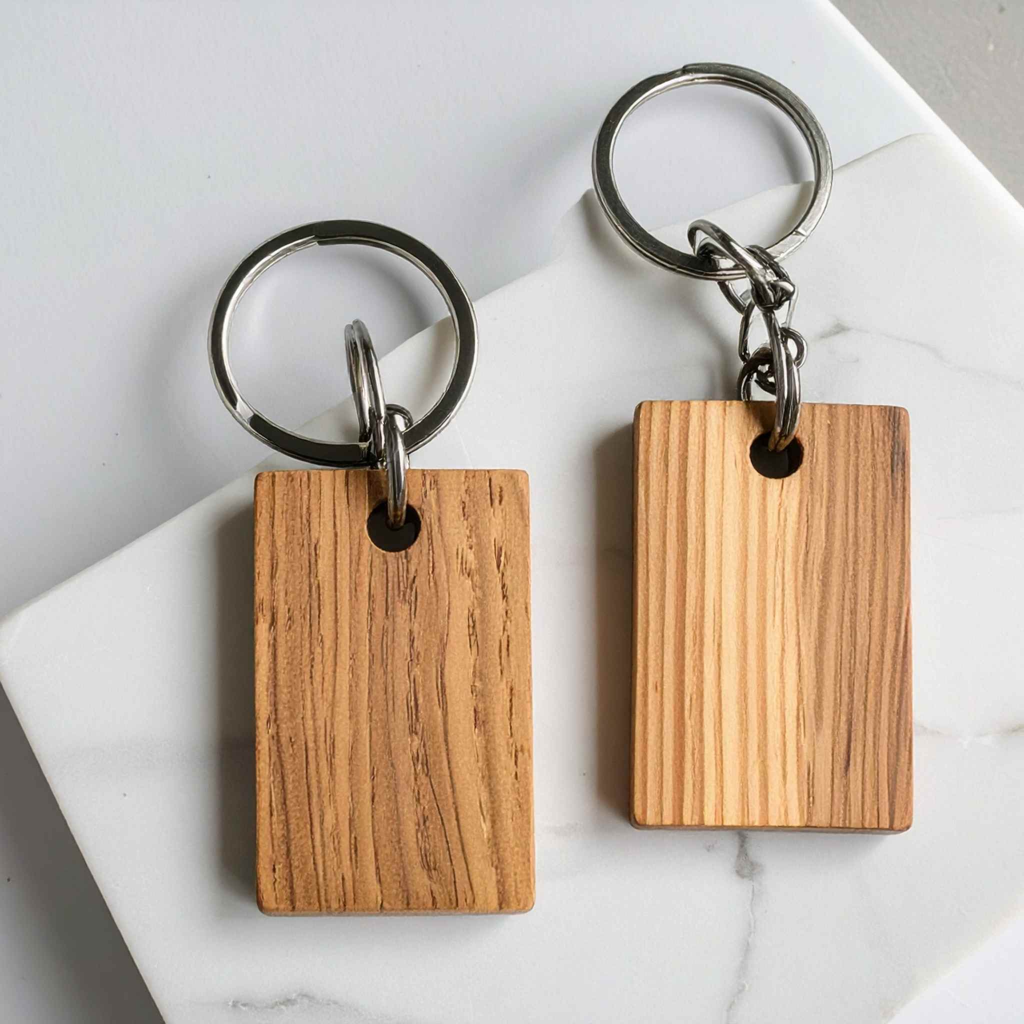 Llaveros personalizados sostenibles fabricados con materiales responsables para empresas