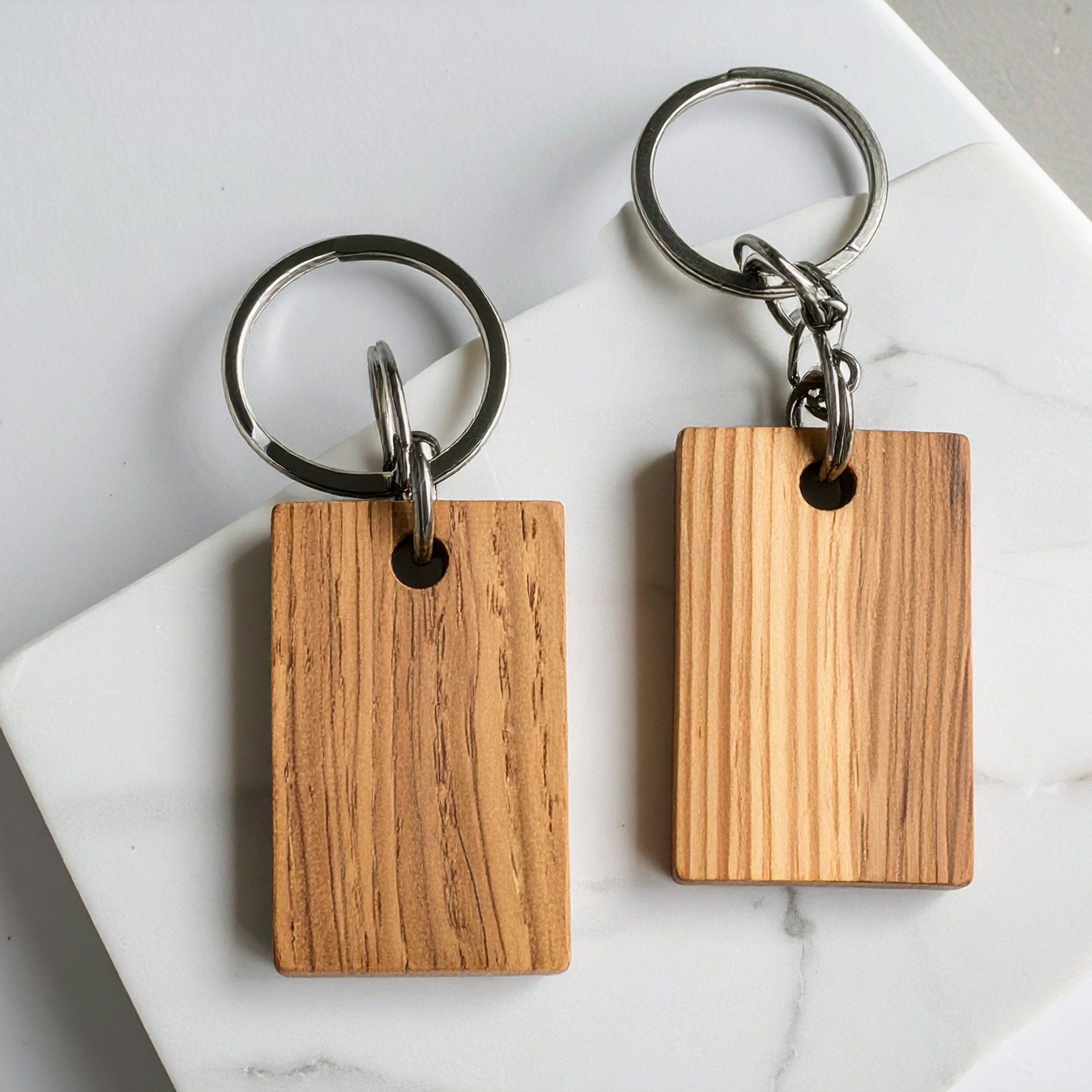 Llaveros personalizados sostenibles fabricados con materiales responsables para empresas