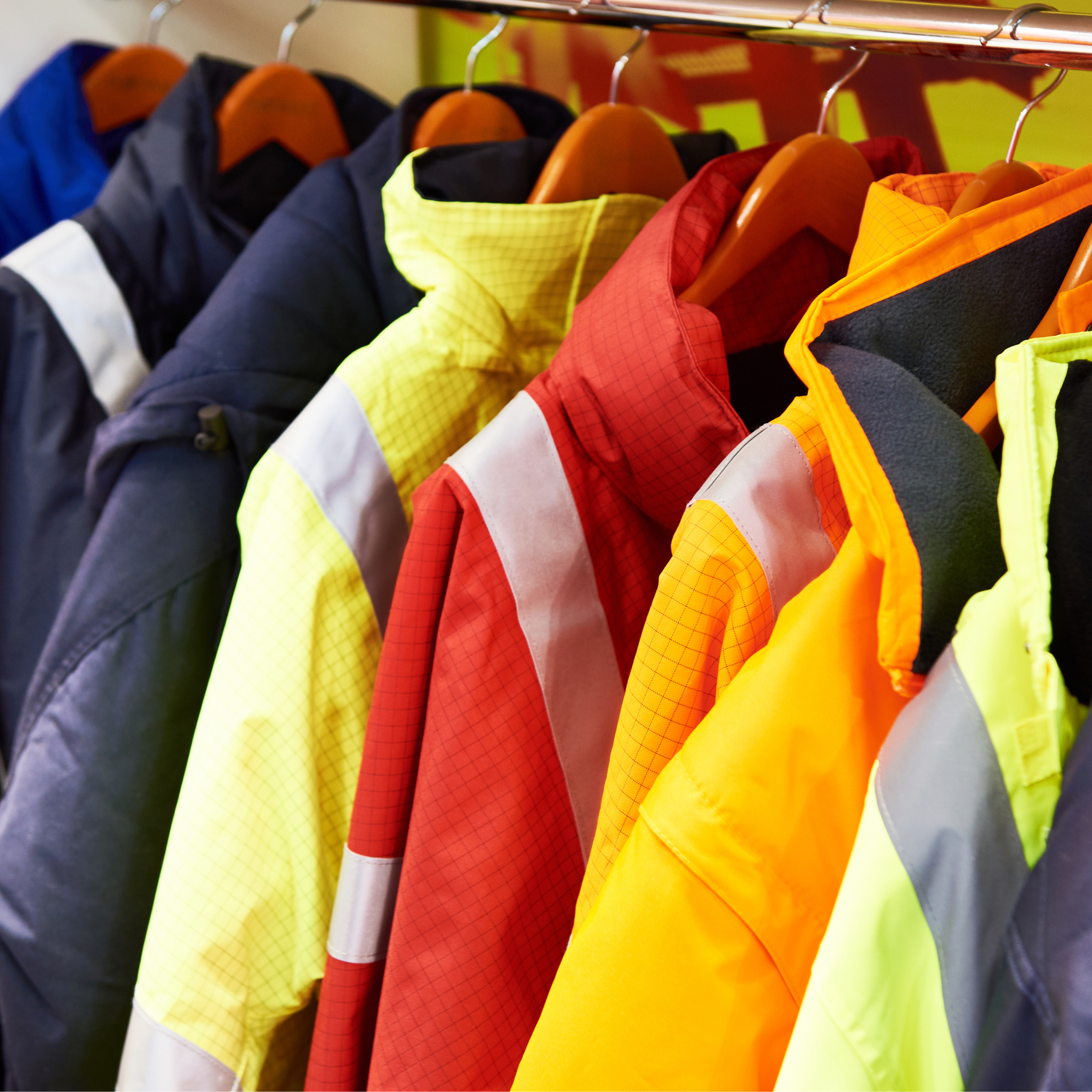 Ropa laboral sostenible personalizada con logotipo para empresas y equipos profesionales