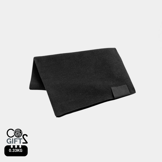 Bufanda fabricada en poliéster reciclado 100% rPET con detalle cosido para personalización. Color Negro