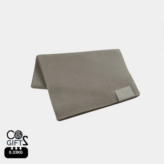 Bufanda sostenible en poliéster reciclado, perfecta para campañas de merchandising ecológico.