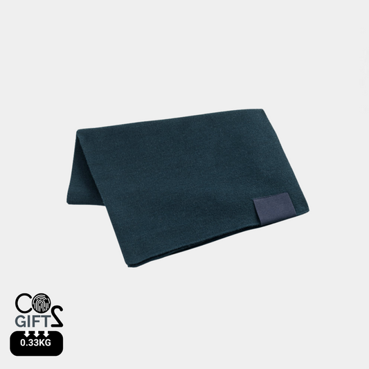 Bufanda fabricada en poliéster reciclado 100% rPET con detalle cosido para personalización.