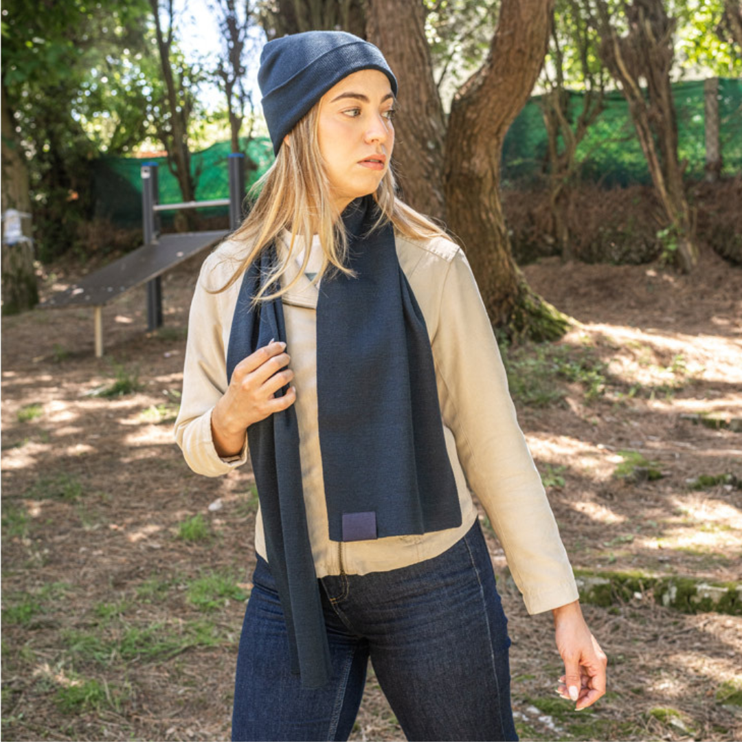 Bufanda fabricada con materiales reciclados, suave y cómoda para uso diario.