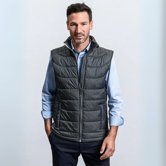 Chaleco acolchado ecológico de material RPET reciclado para hombre, personalizable con logo para uniformes y vestuario laboral sostenible.