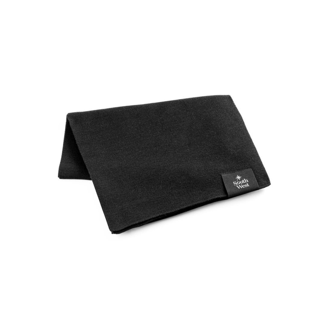 Primer plano de bufanda reciclada con detalle cosido para añadir logotipo de empresa.