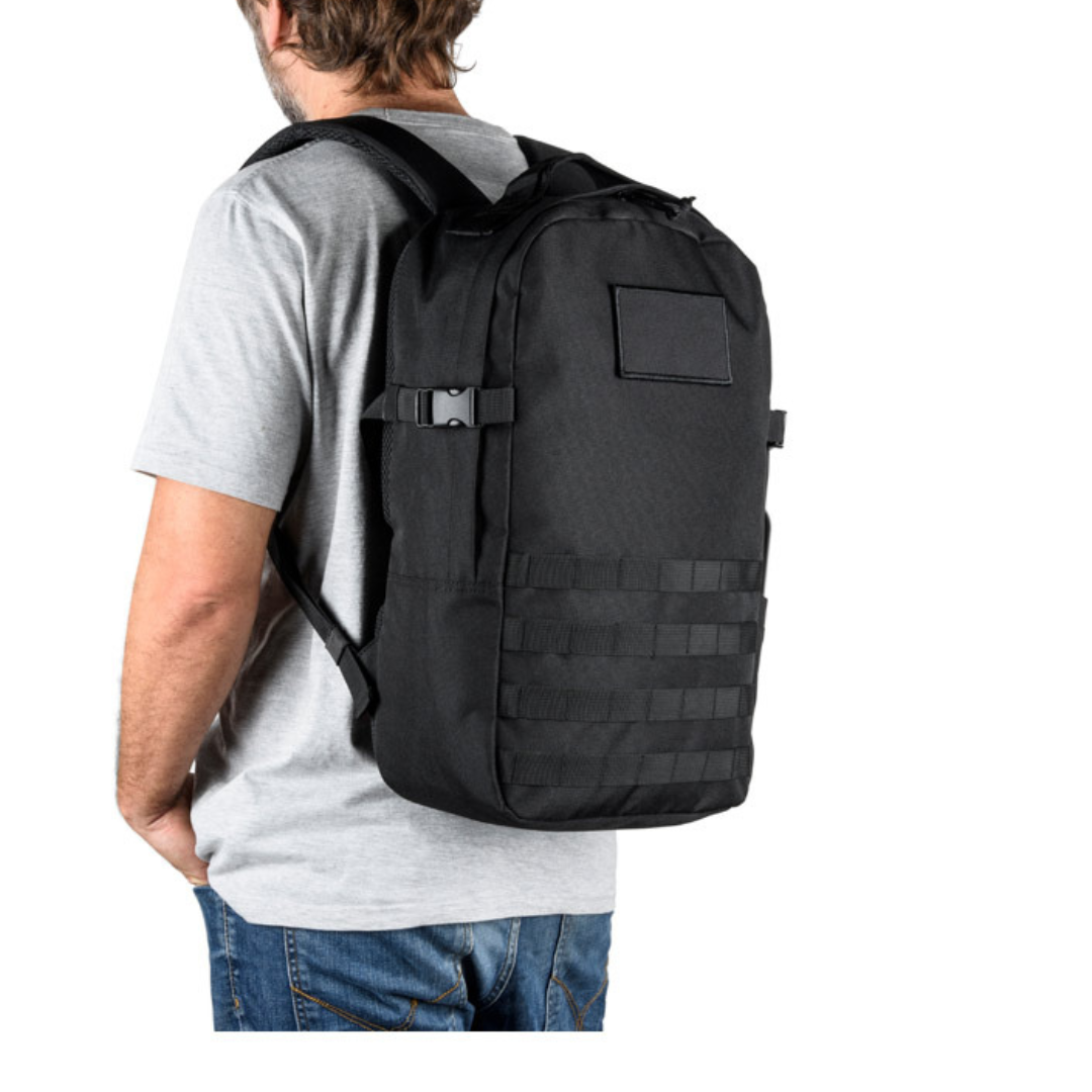 modelo con Mochila Estilo Militar Sostenible de Poliéster Reciclado 600D Personalizable con Compartimento para Portátil 17.3’ Edinburgh Bpak