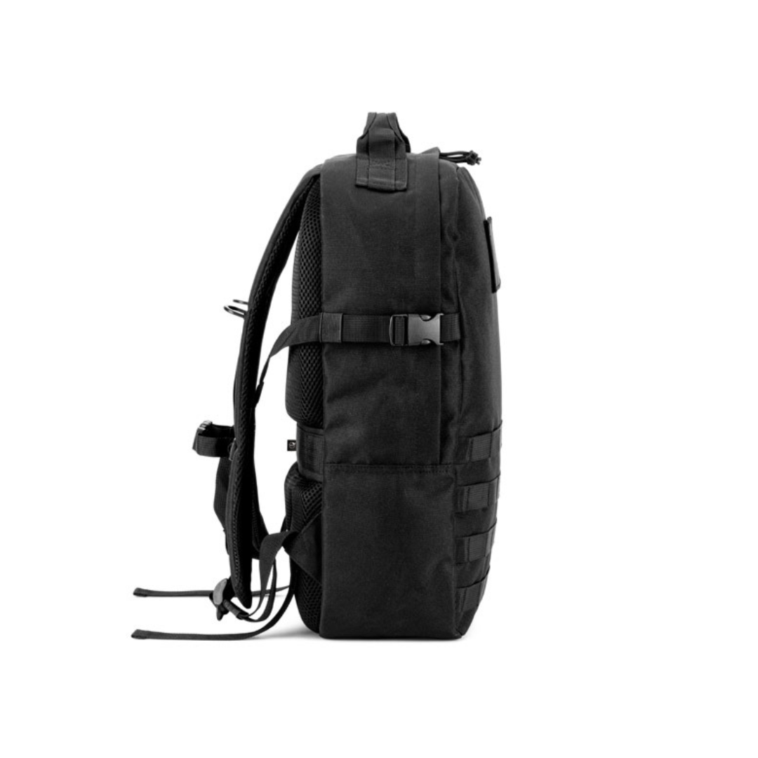 Vista lateral de mochila reciclada mostrando su capacidad y resistencia