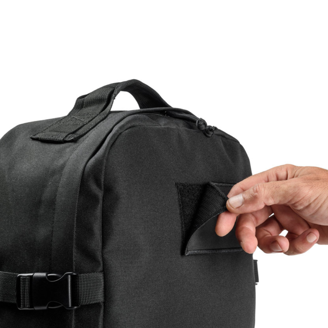 Vista de insignia extraíble lista para personalización en mochila reciclada