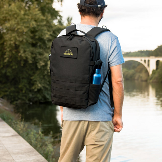 Mochila ecológica con correas de compresión y diseño outdoor