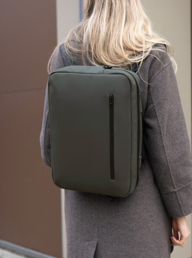 Mochila sostenible personalizada con logo para welcome pack de empresa