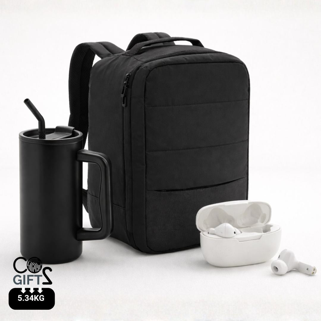 Welcome pack tech sostenible para empresas con mochila rPET AWARE, auriculares reciclados RCS y taza térmica 800 ml