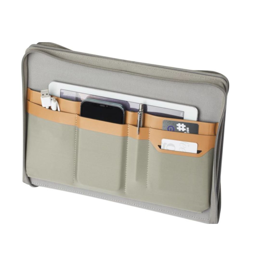 Portafolios A4 reciclado con huella de carbono 0,775 kg CO2e utilizado en entorno empresarial