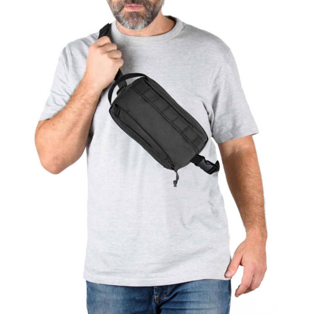  Persona llevando la riñonera reciclada colgada del hombro, mostrando funcionalidad y estilo