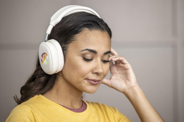Auriculares Bluetooth reciclados con micrófono integrado diseño moderno para empresas sostenibles y merchandising tecnológico