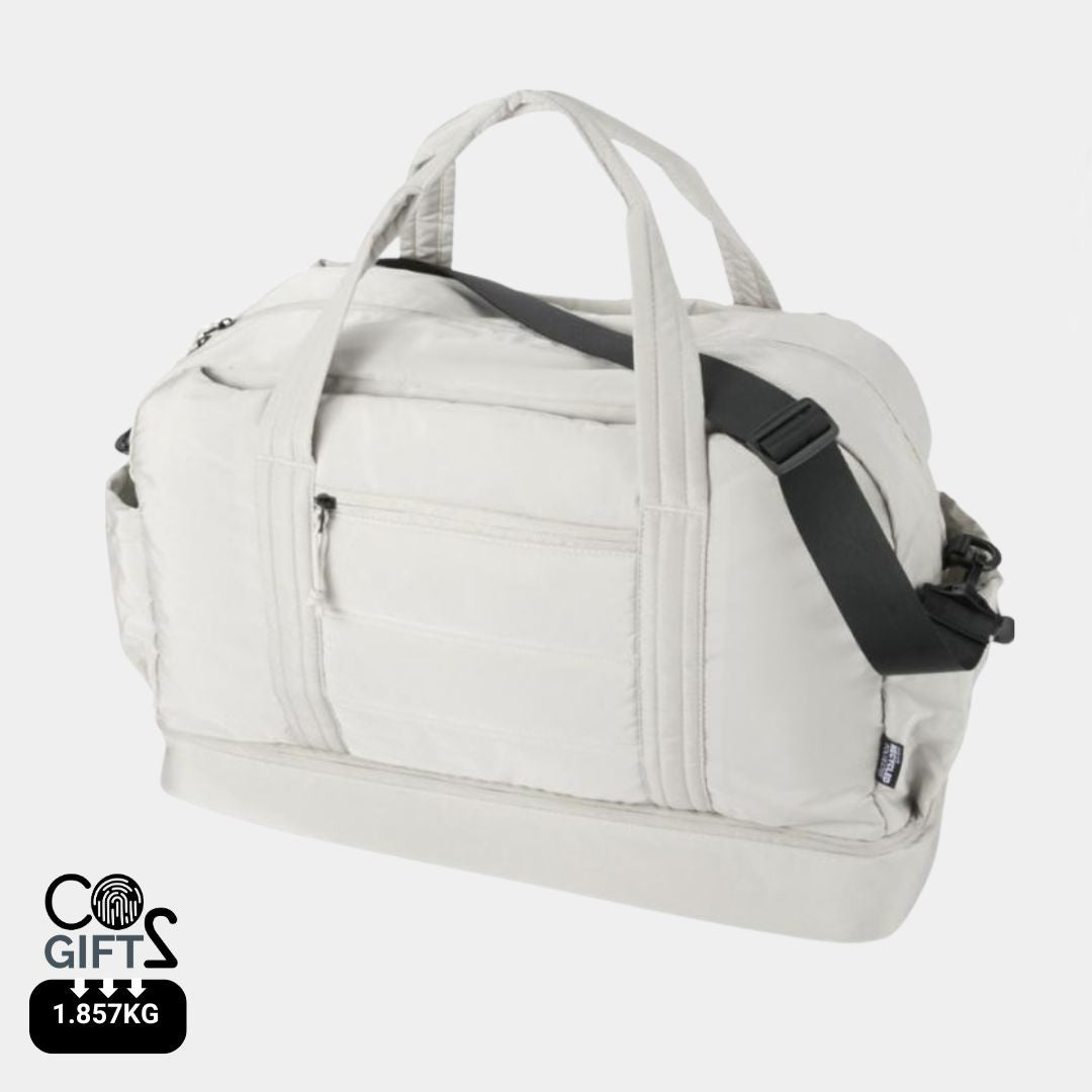 Bolsa deporte blanca reciclada utilizada en entorno profesional como regalo corporativo sostenible ESG