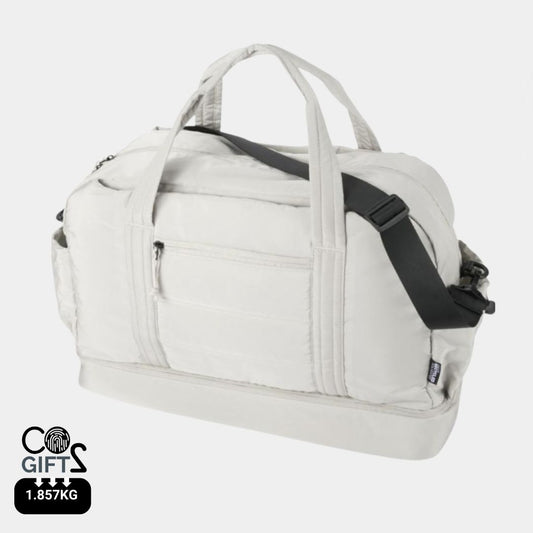 Bolsa deporte blanca reciclada utilizada en entorno profesional como regalo corporativo sostenible ESG