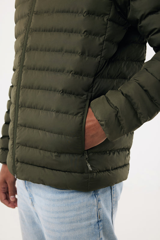 Detalle cremallera chaqueta acolchada hombre poliester reciclado certificacion OEKO TEX acabado premium sostenible
