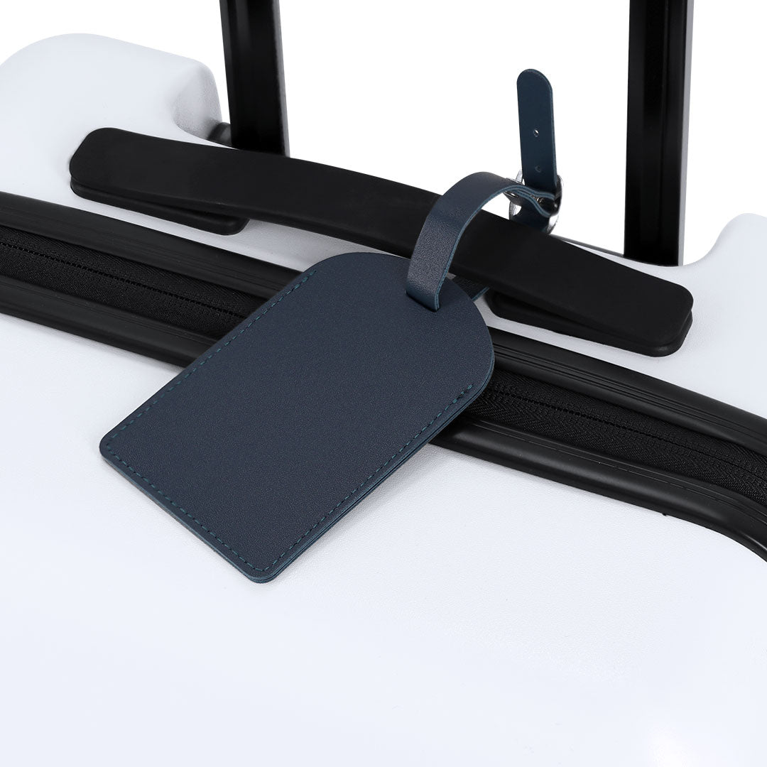 Identificador de equipaje en PU reciclado colocado en maleta ideal para viajes corporativos