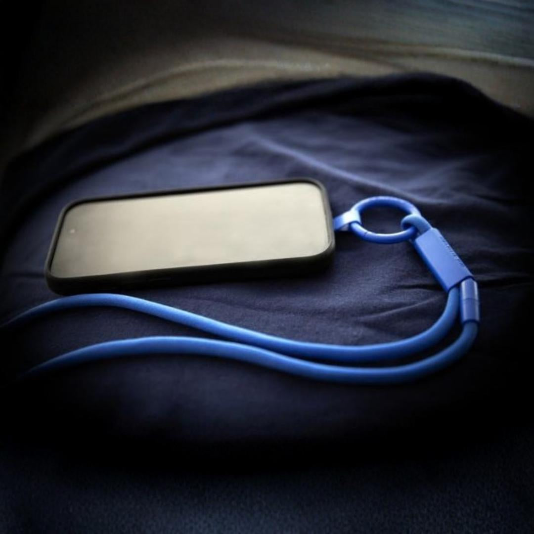 Lanyard reciclado con soporte para telefono fabricado en Portugal made in Europe con huella carbono calculada 0,038 kg CO2e para eventos y empresas sostenibles