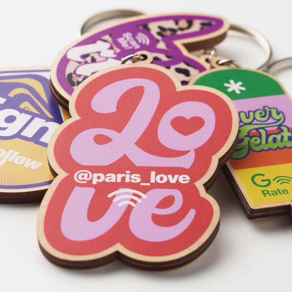Llavero NFC de madera con forma personalizada para empresas
