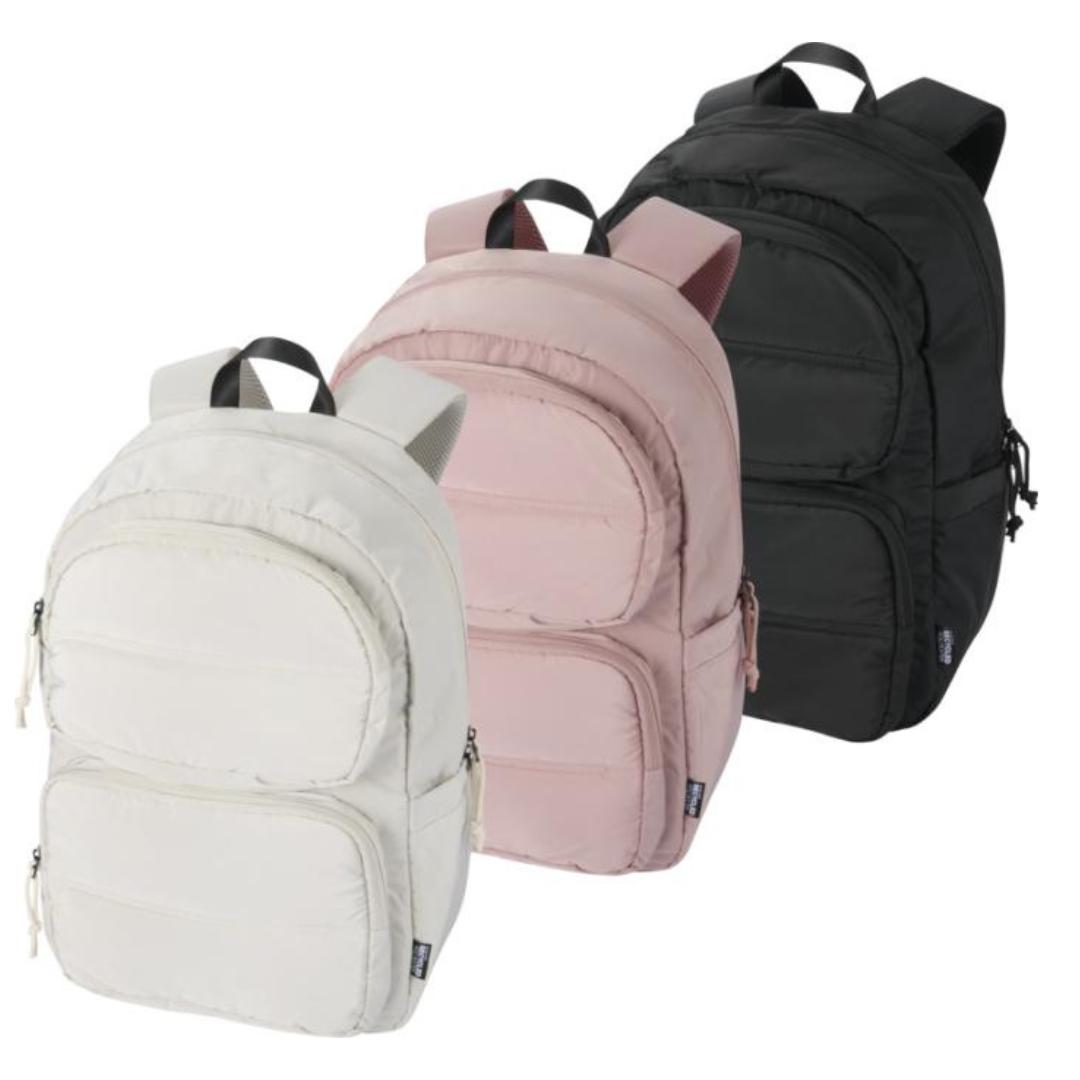 Mochila sostenible reciclada utilizada en entorno profesional ideal para onboarding empleados y regalos corporativos