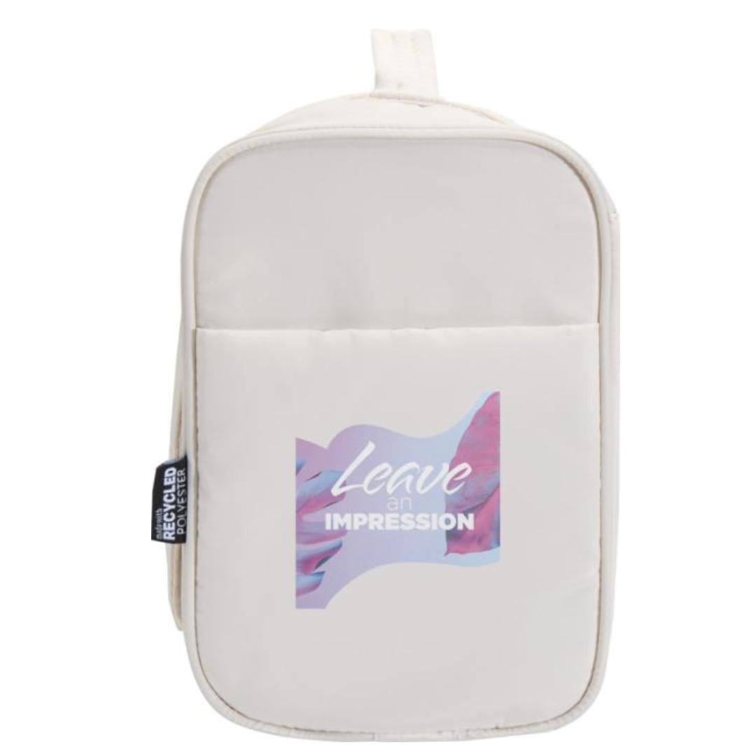 personalización en Neceser colgante reciclado certificado GRS con huella carbono calculada 0,066 kg CO2e auditado por amfori ideal para welcome packs sostenibles