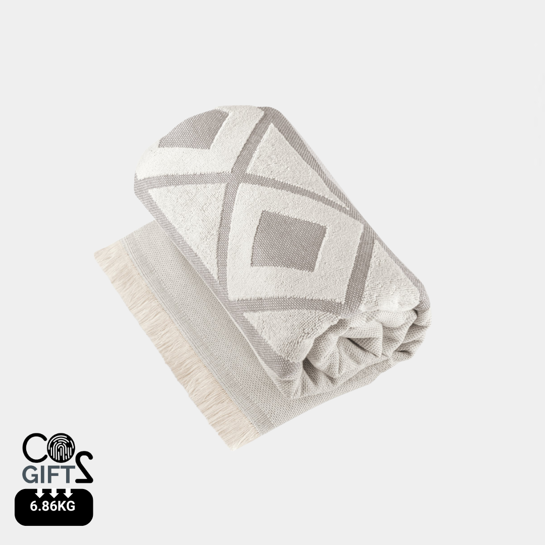 Toalla de baño con medición de huella de CO₂ y certificación OEKO-TEX® en color gris.