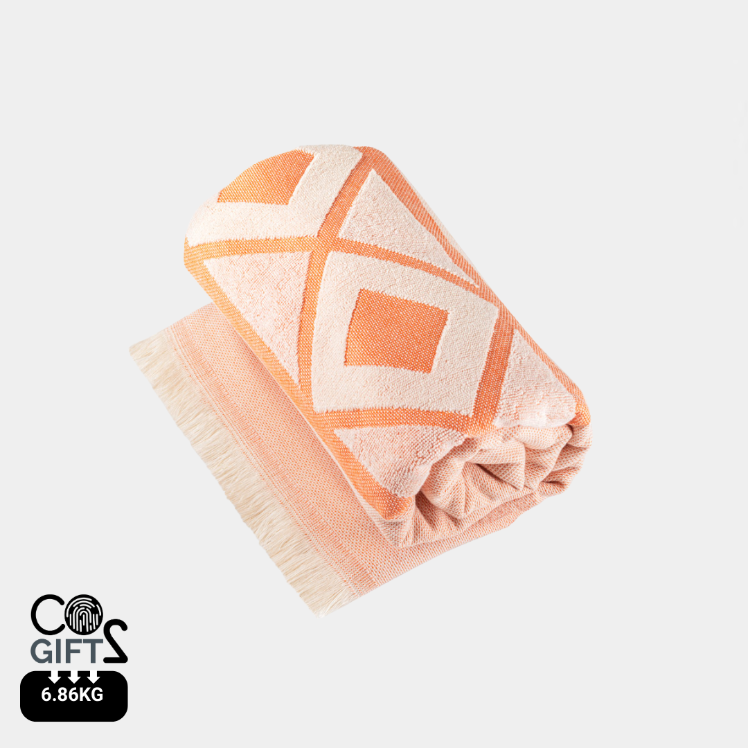 Toalla corporativa con certificación OEKO-TEX® y huella de CO₂ medida color naranja.