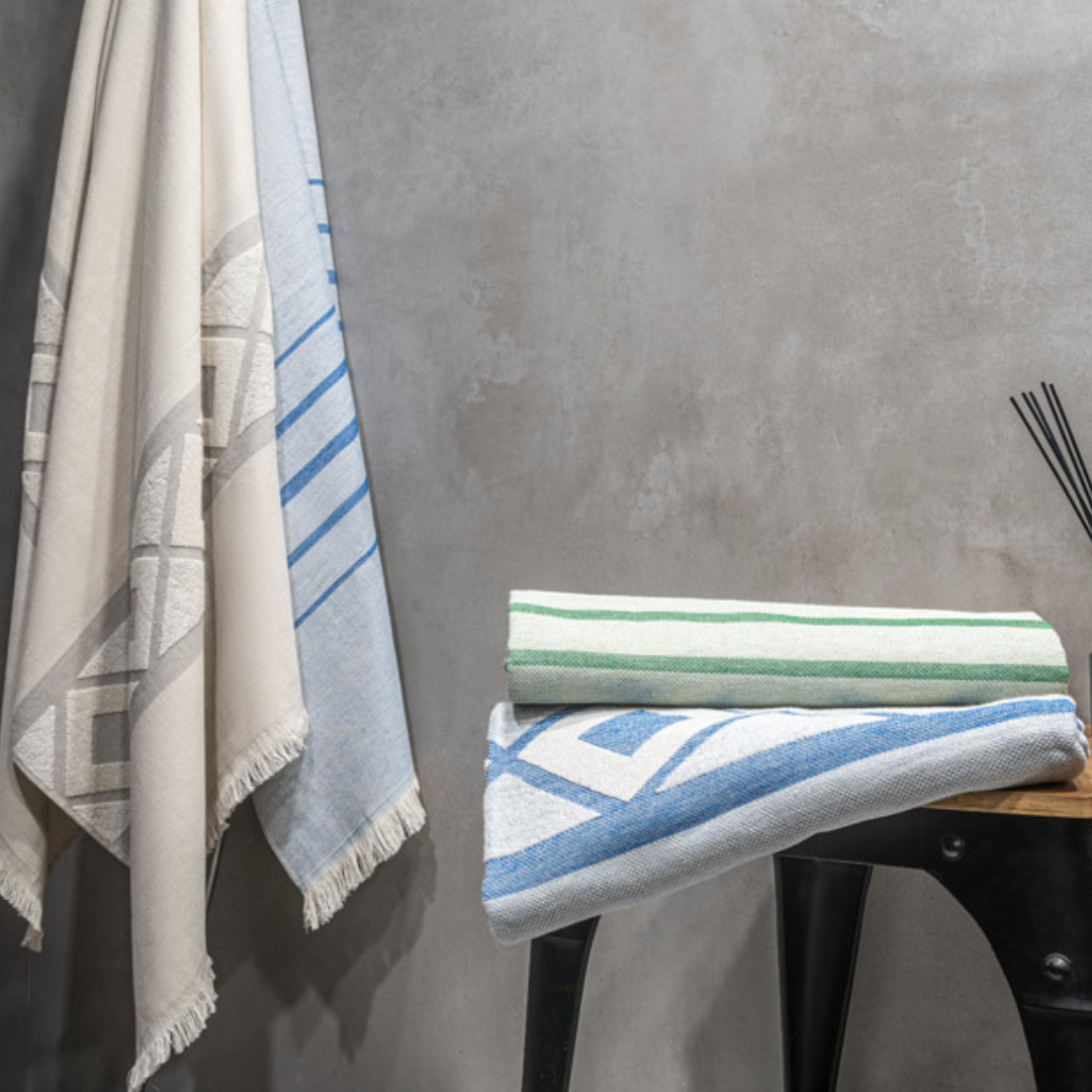 Toalla ecológica de algodón reciclado para regalo de empresa sostenible, fabricada en Europa con baja huella de CO₂.