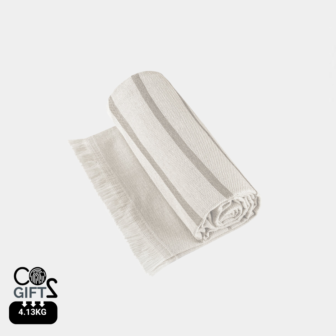 Toalla multifuncional ecológica fabricada en Europa con algodón reciclado y algodón ligero, ideal para merchandising sostenible con baja huella co2.