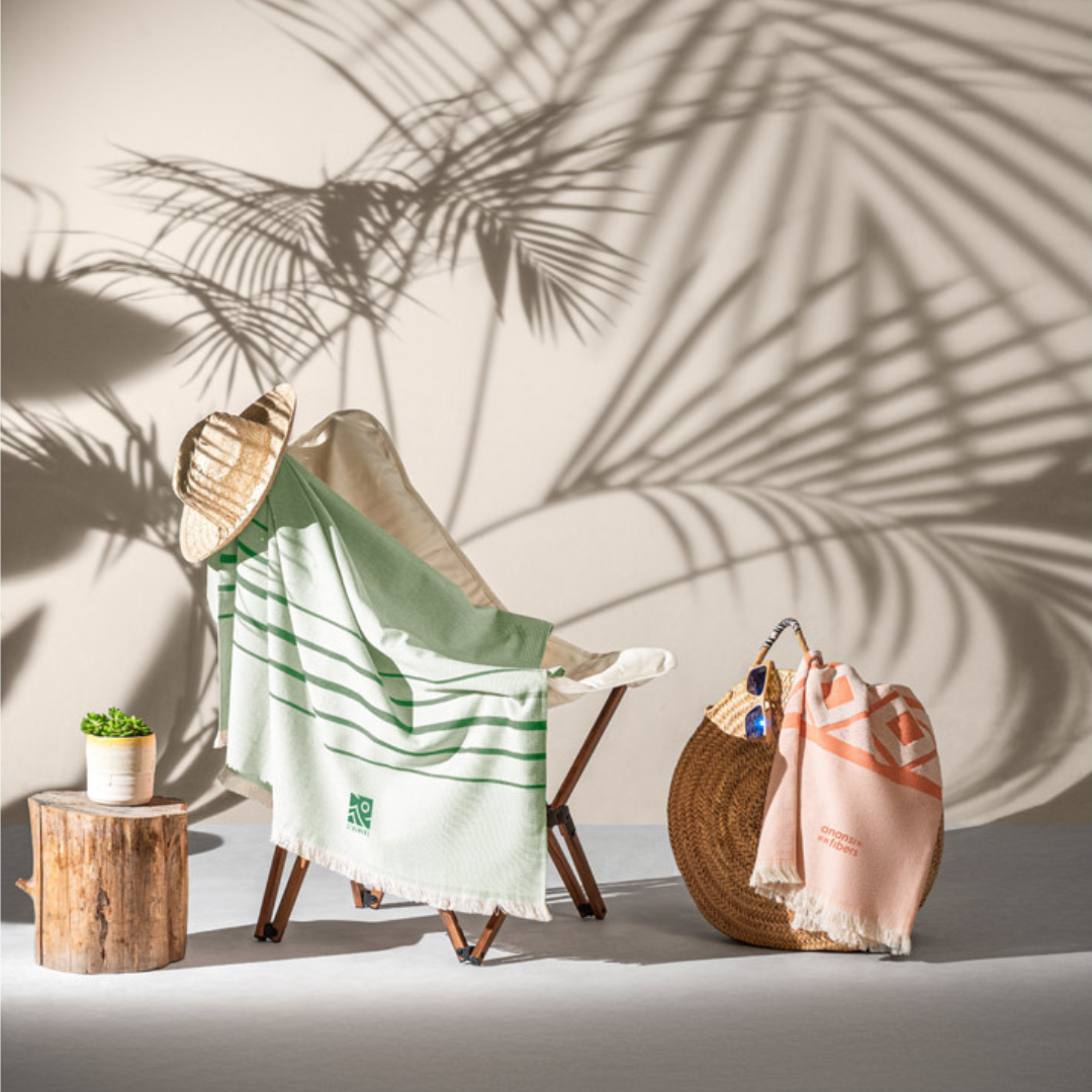 Toalla multifuncional de algodón reciclado fabricada en Europa con baja huella de CO₂, ideal para merchandising ecológico.