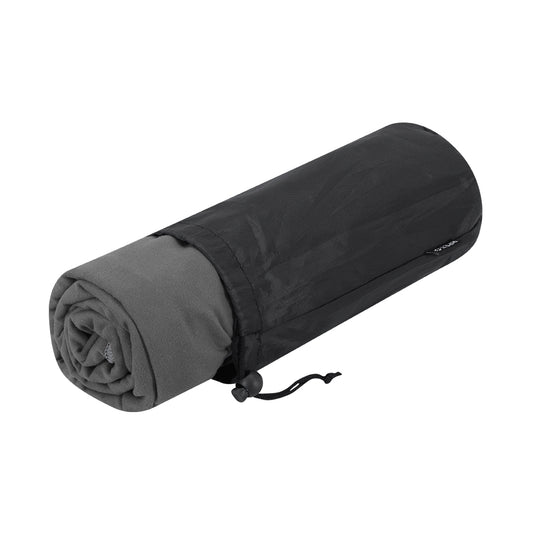 Regalo promocional sostenible con toalla de 130x80 cm y funda RPET