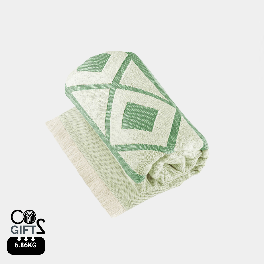 Toalla sostenible fabricada en Europa con materiales reciclados color verde. 