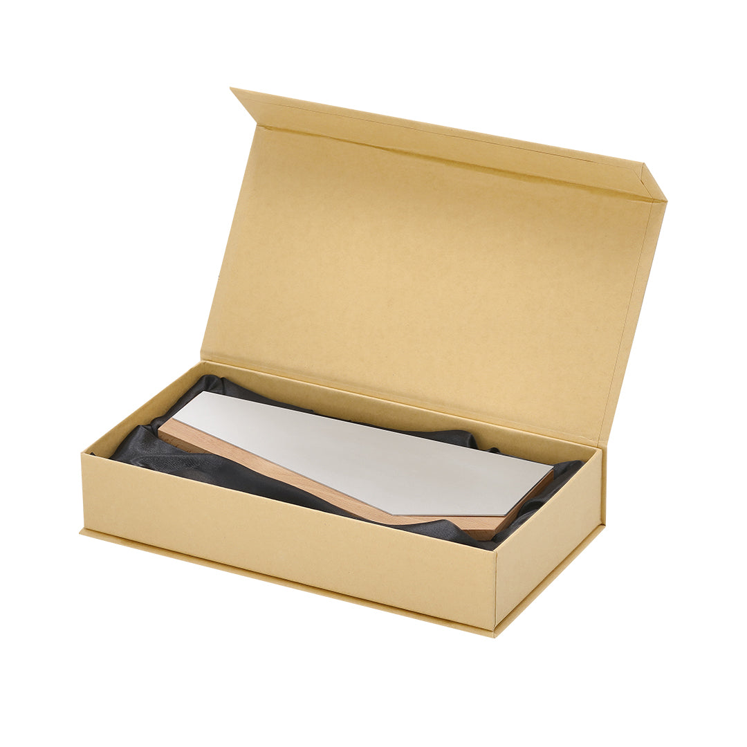 Trofeo sostenible utilizado como premio corporativo en evento empresarial