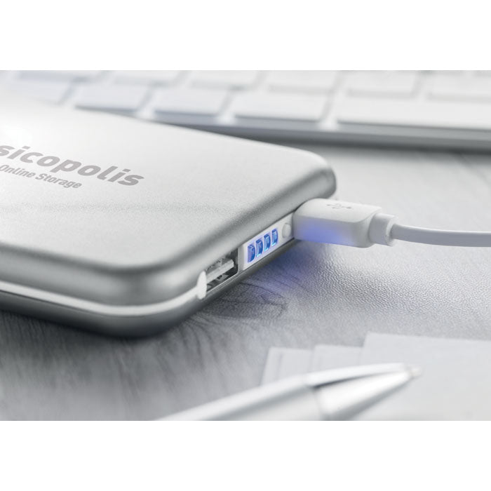 Cargador solar personalizado de aluminio para campañas publicitarias de movilidad y tecnología.